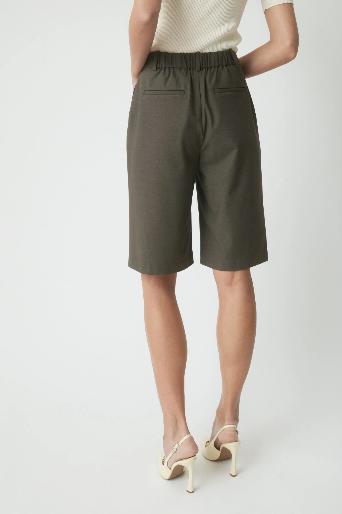 Freja Tailored Short - Mushroom - Image 5